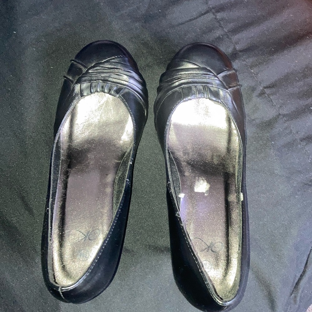 Black Leather Flats with Elegant Pleated Toe